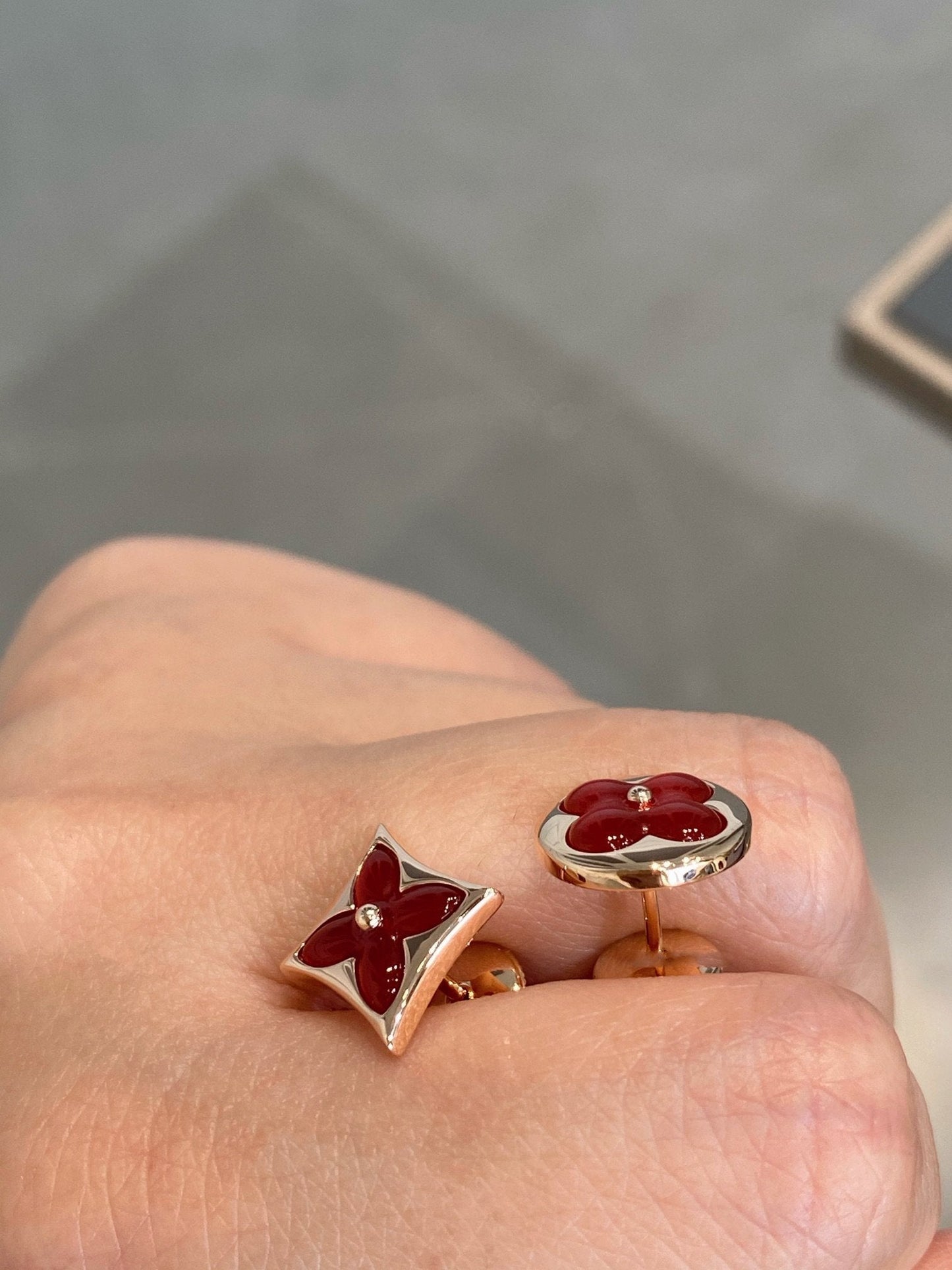 [Loui]STAR AND SUN PINK GOLD CARNELIAN STUD EARRINGS