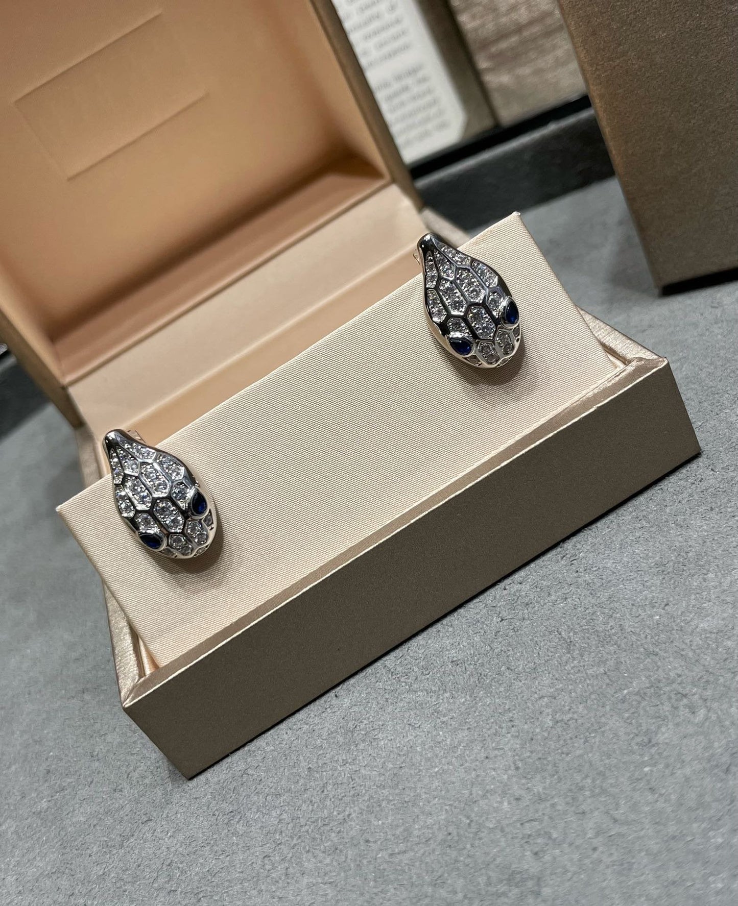 [Blar]SERPENT DIAMOND STUD EARRINGS