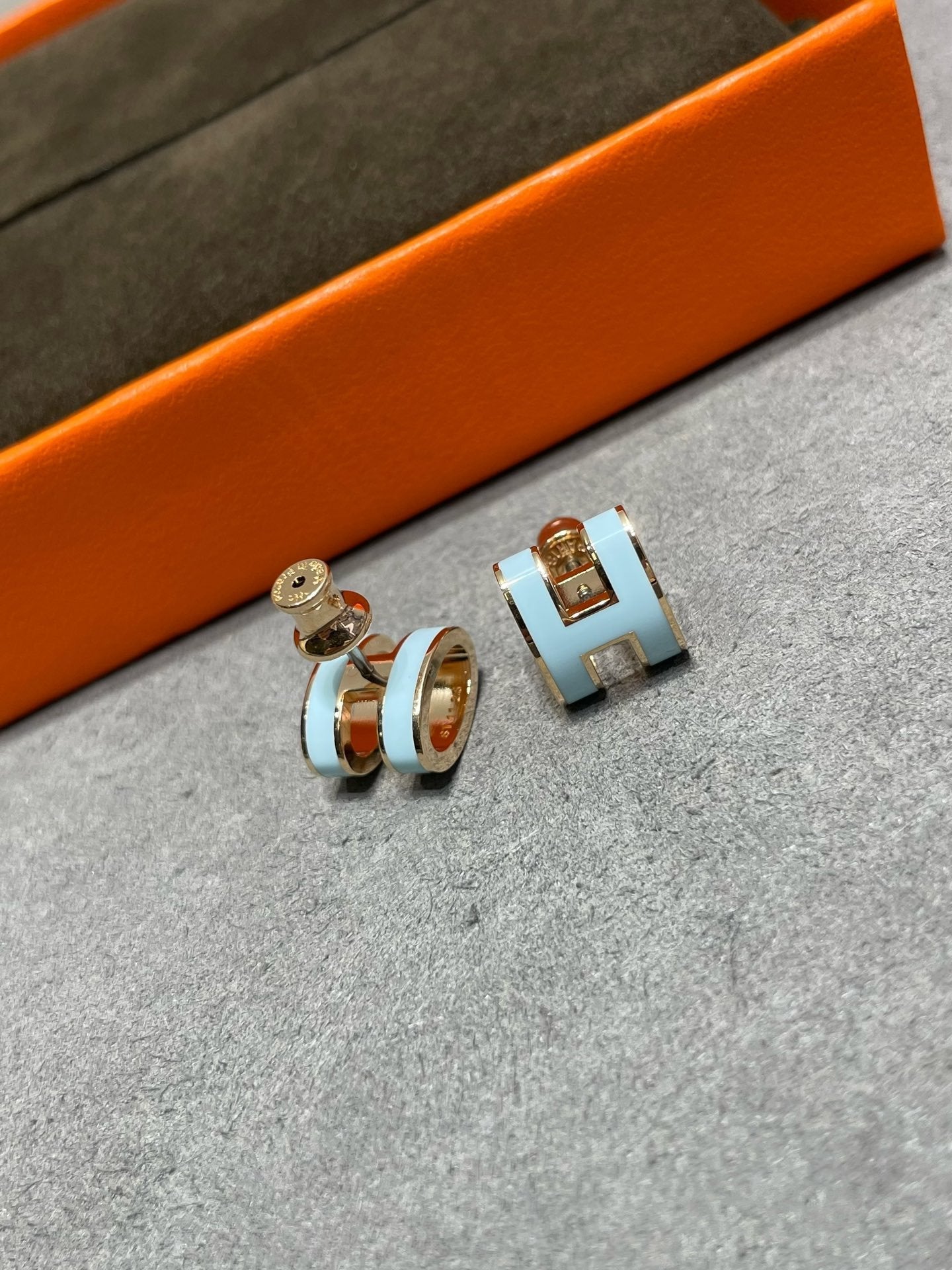 [Hmes]POP H SKY BLUE STUD EARRINGS