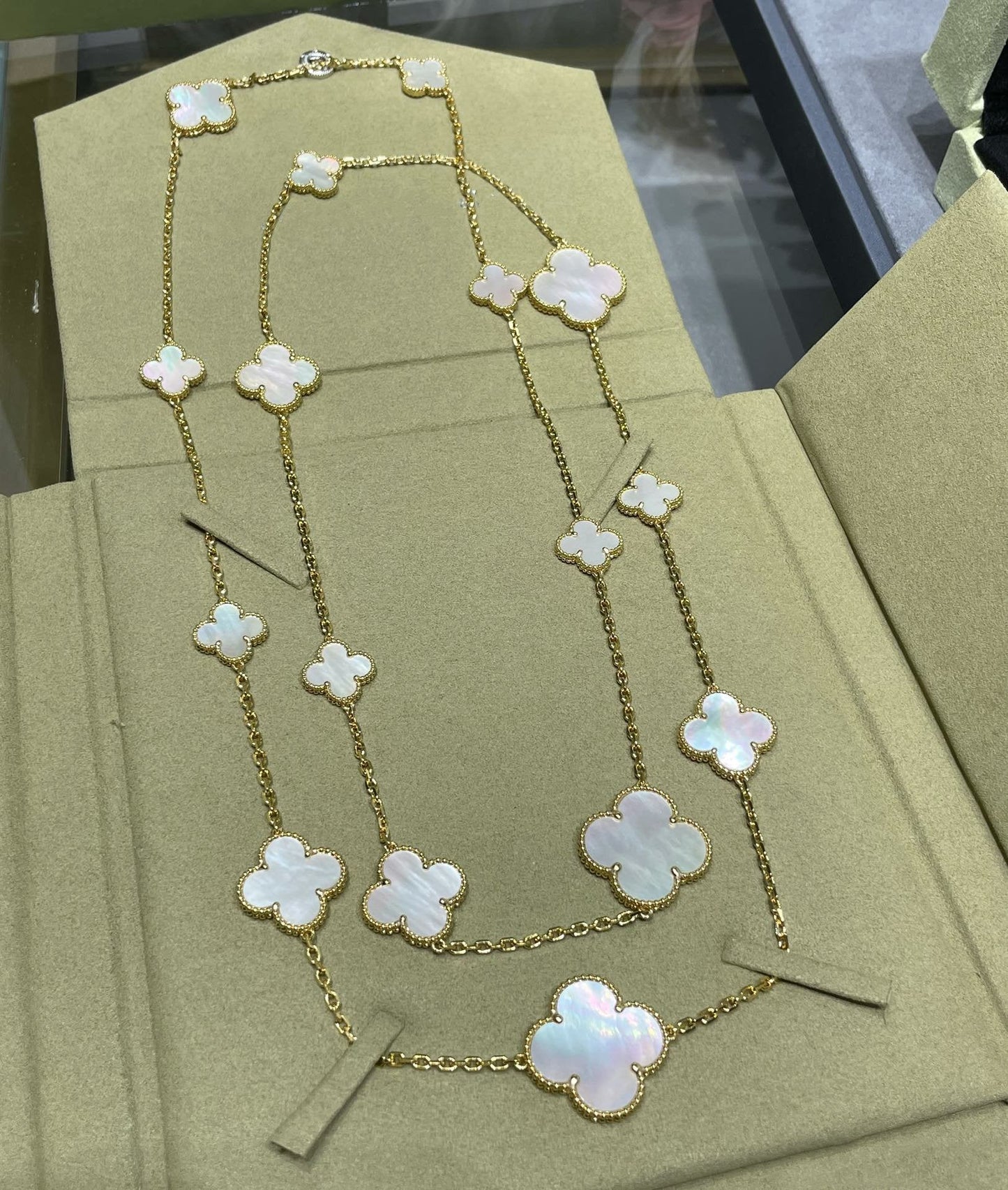 [VCA]CLOVER 16 MOTIF WHITE MOP GOLD NECKLACE