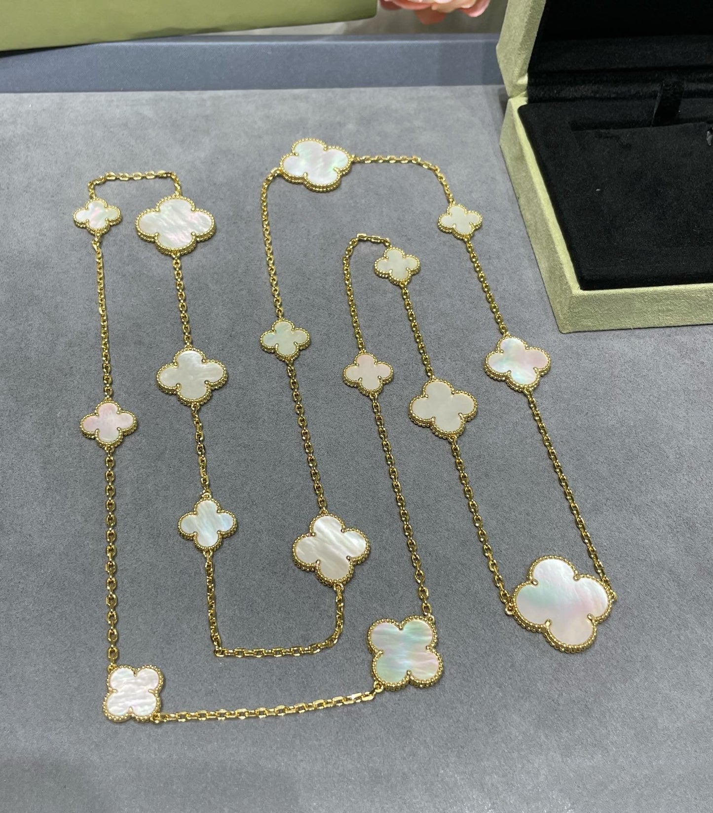 [VCA]CLOVER 16 MOTIF WHITE MOP GOLD NECKLACE