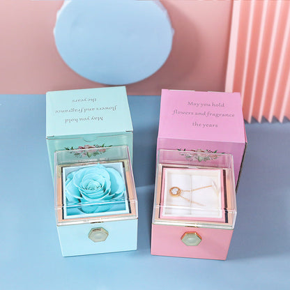 KREATIVE, DREHBARE GESCHENKBOX FÜR SCHMUCK MIT KONSERVIERTER ROSE (OHNE LOGO)