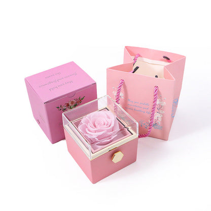 KREATIVE, DREHBARE GESCHENKBOX FÜR SCHMUCK MIT KONSERVIERTER ROSE (OHNE LOGO)