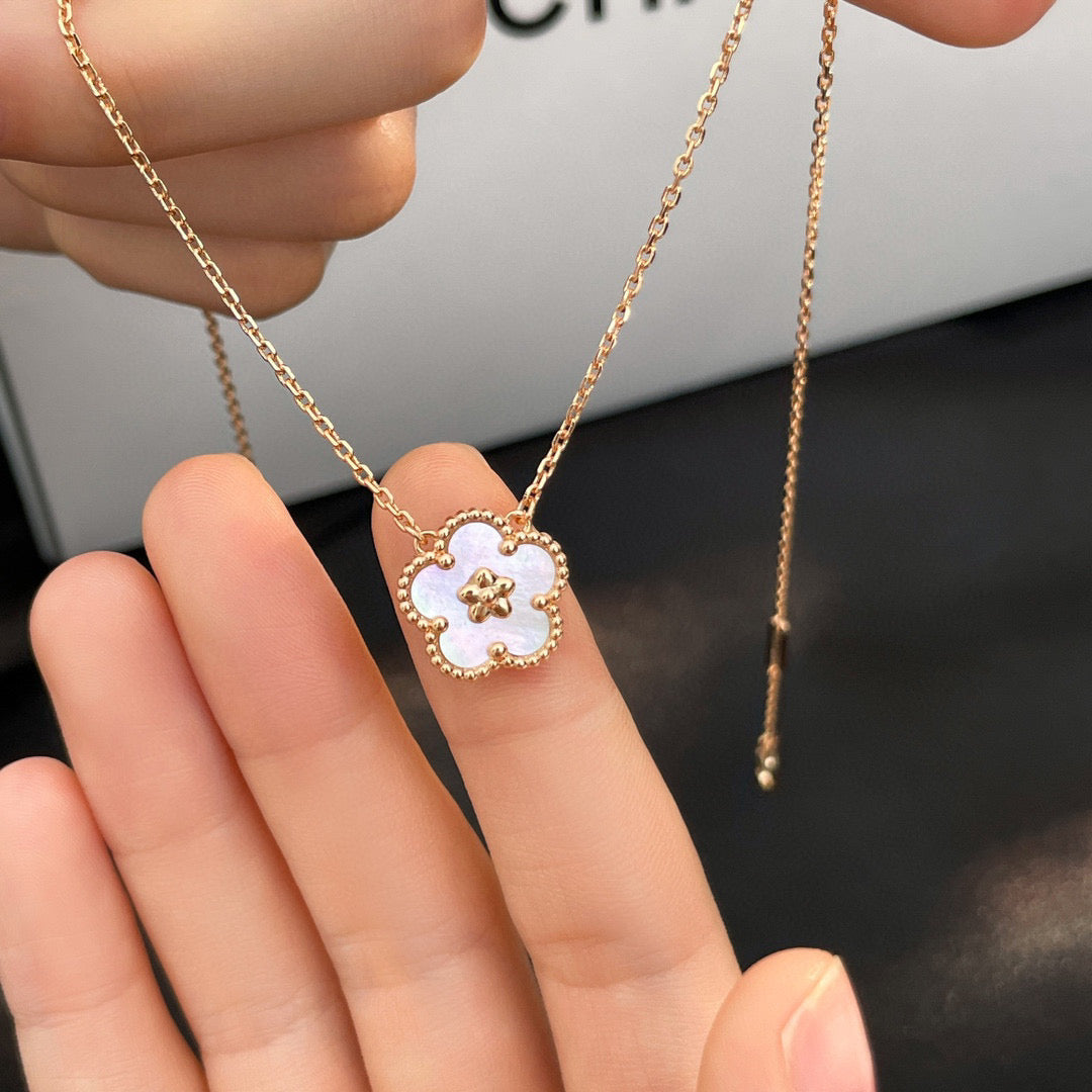 [VCA]LUCKY  WHITE MOP  PLUM BLOSSOM NECKLACE