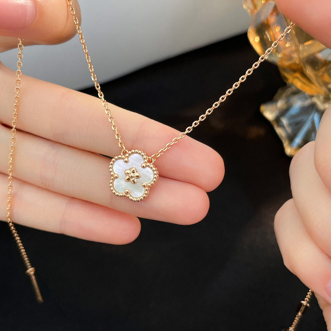 [VCA]LUCKY  WHITE MOP  PLUM BLOSSOM NECKLACE