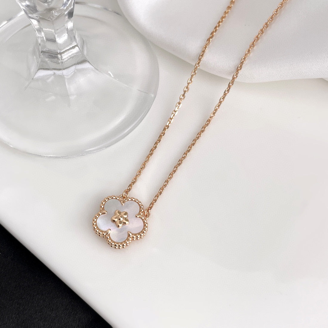 [VCA]LUCKY  WHITE MOP  PLUM BLOSSOM NECKLACE