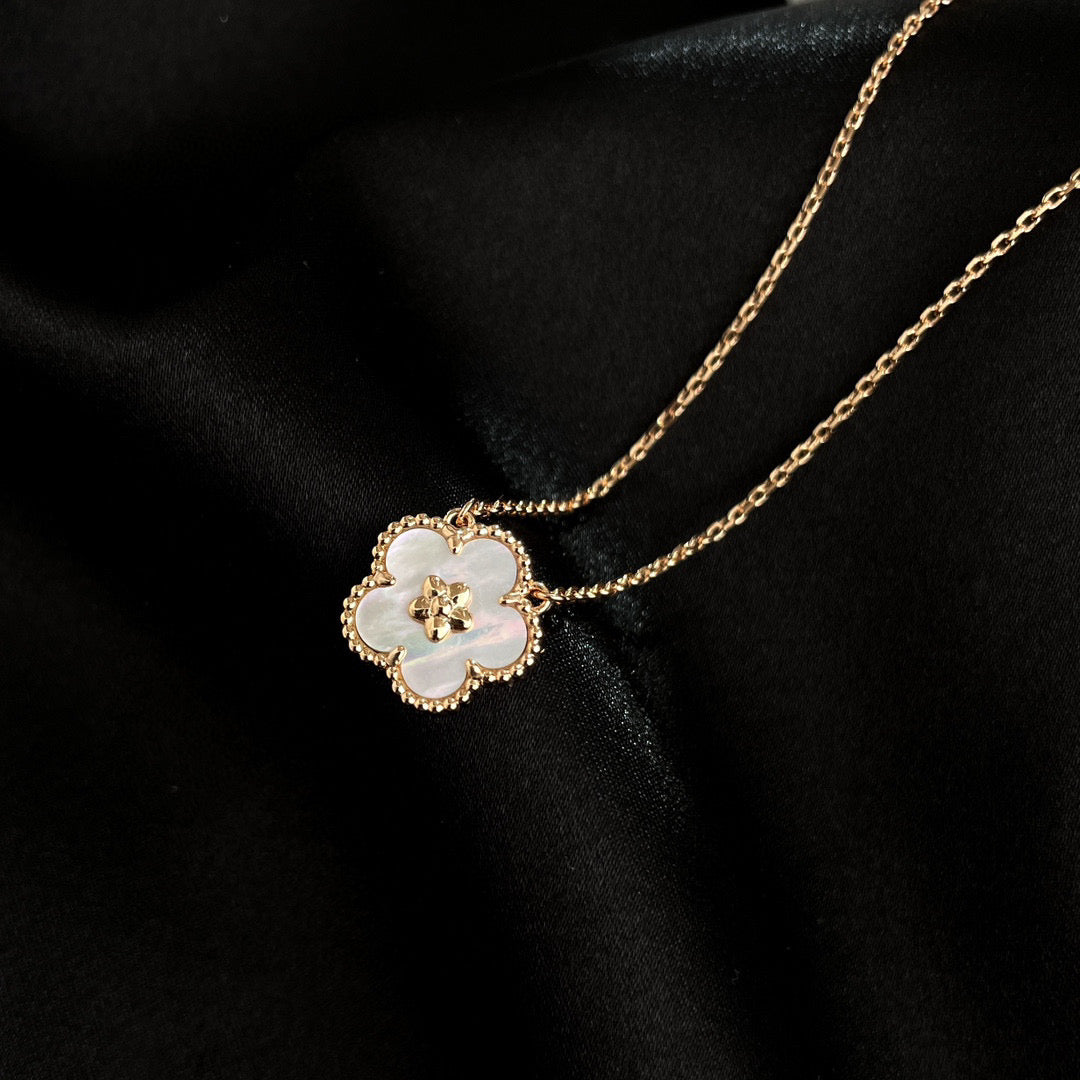 [VCA]LUCKY  WHITE MOP  PLUM BLOSSOM NECKLACE