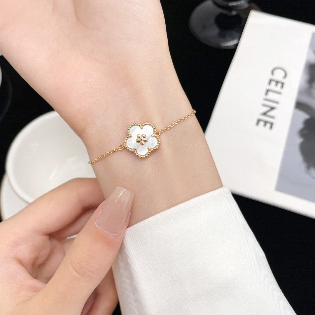 [VCA]LUCKY WHITE MOP PLUM BLOSSOM  BRACELET