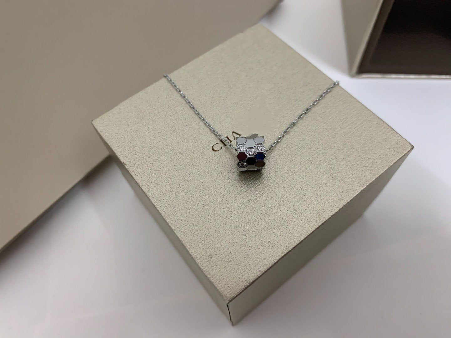 [Chau]BEE LOVE DIAMOND NECKLACE