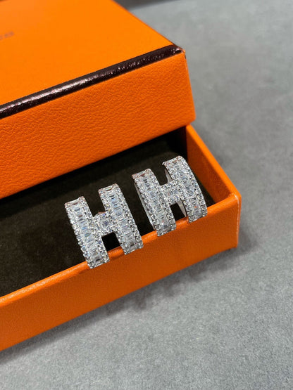 [Hmes]H STUD EARRINGS WITH SILVER DIAMONDS