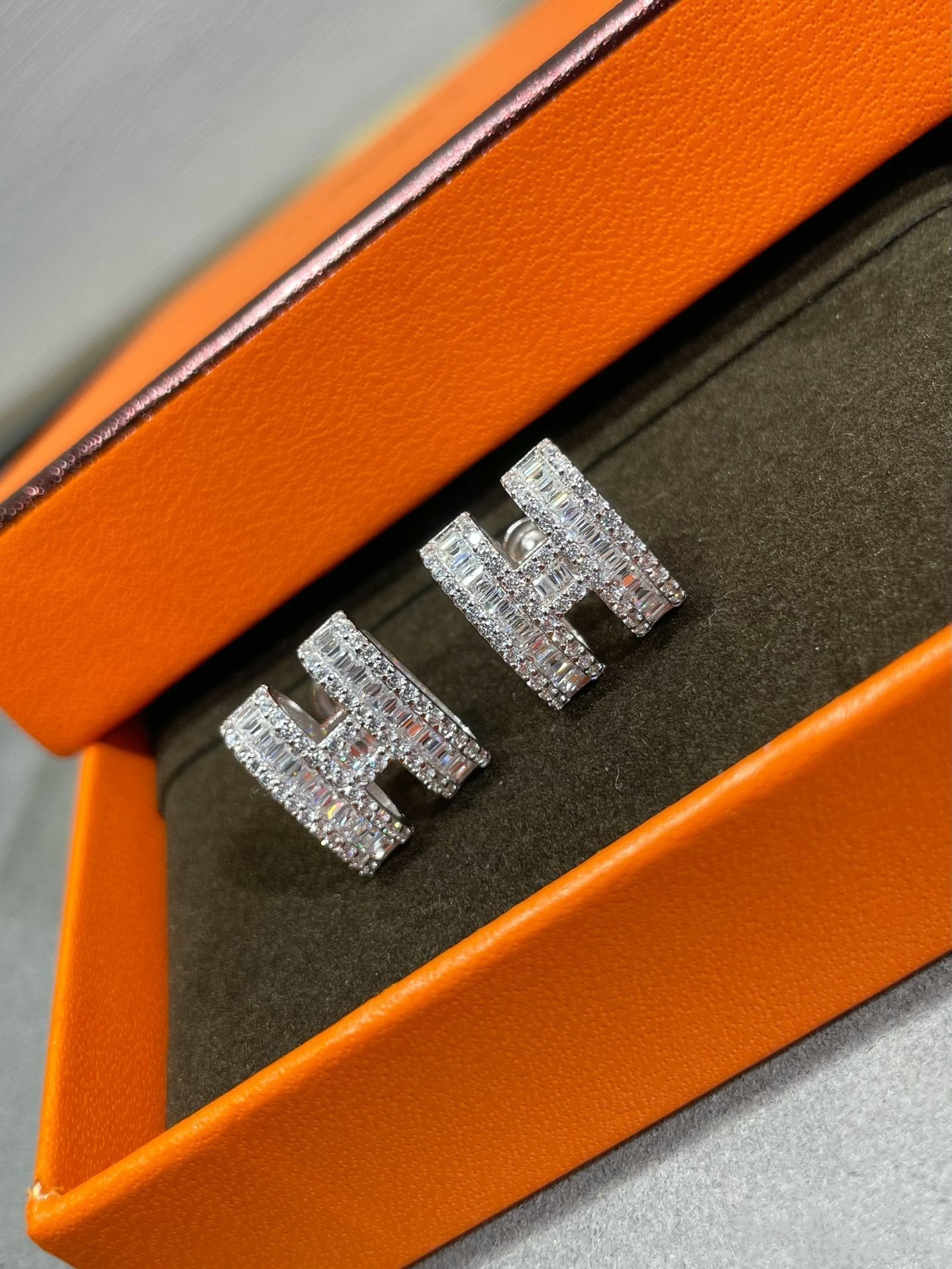 [Hmes]H STUD EARRINGS WITH SILVER DIAMONDS