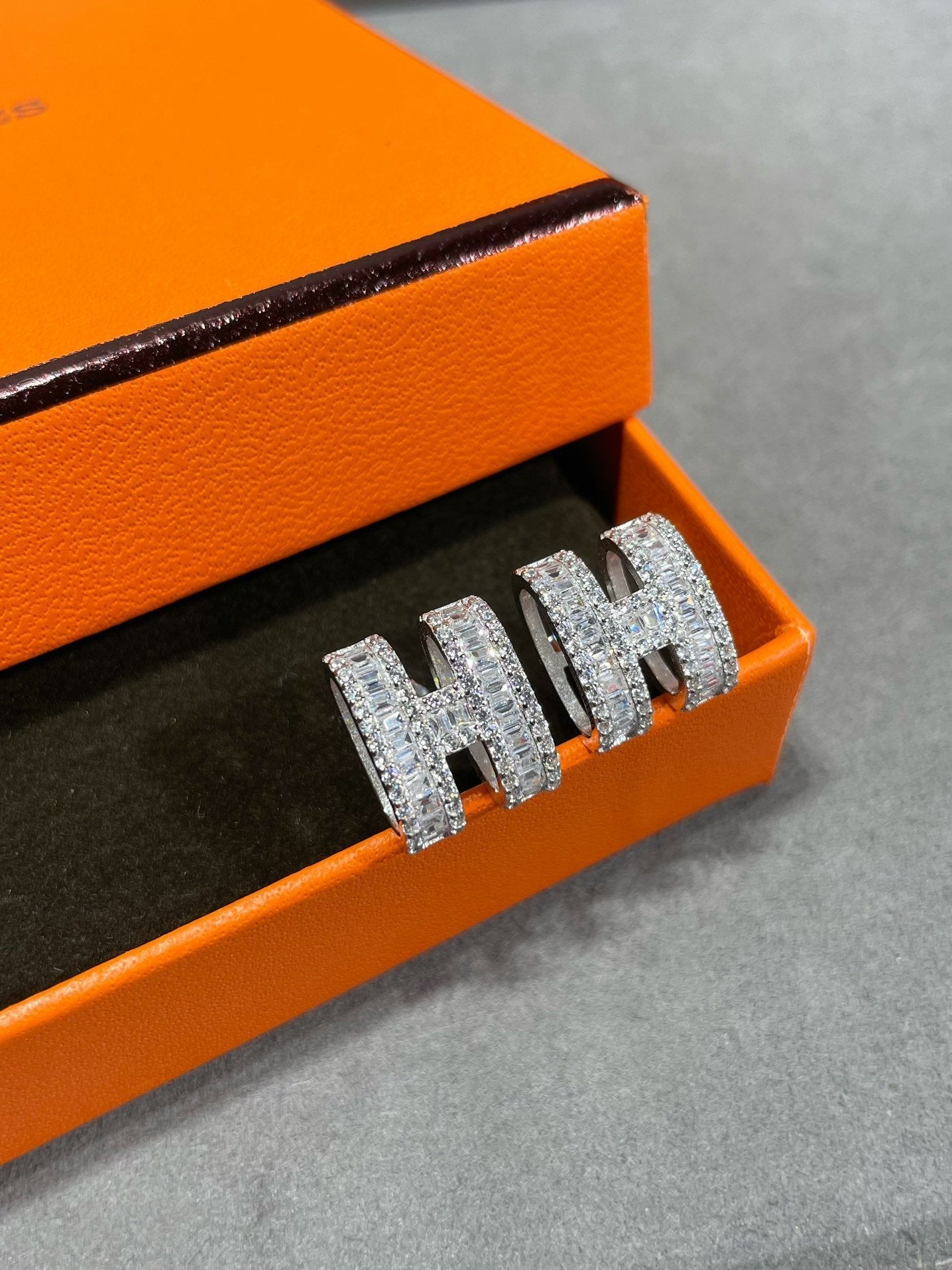 [Hmes]H STUD EARRINGS WITH SILVER DIAMONDS